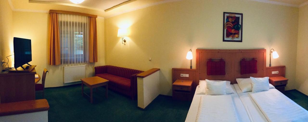 Hetkuti Wellness Hotel Мор Екстер'єр фото