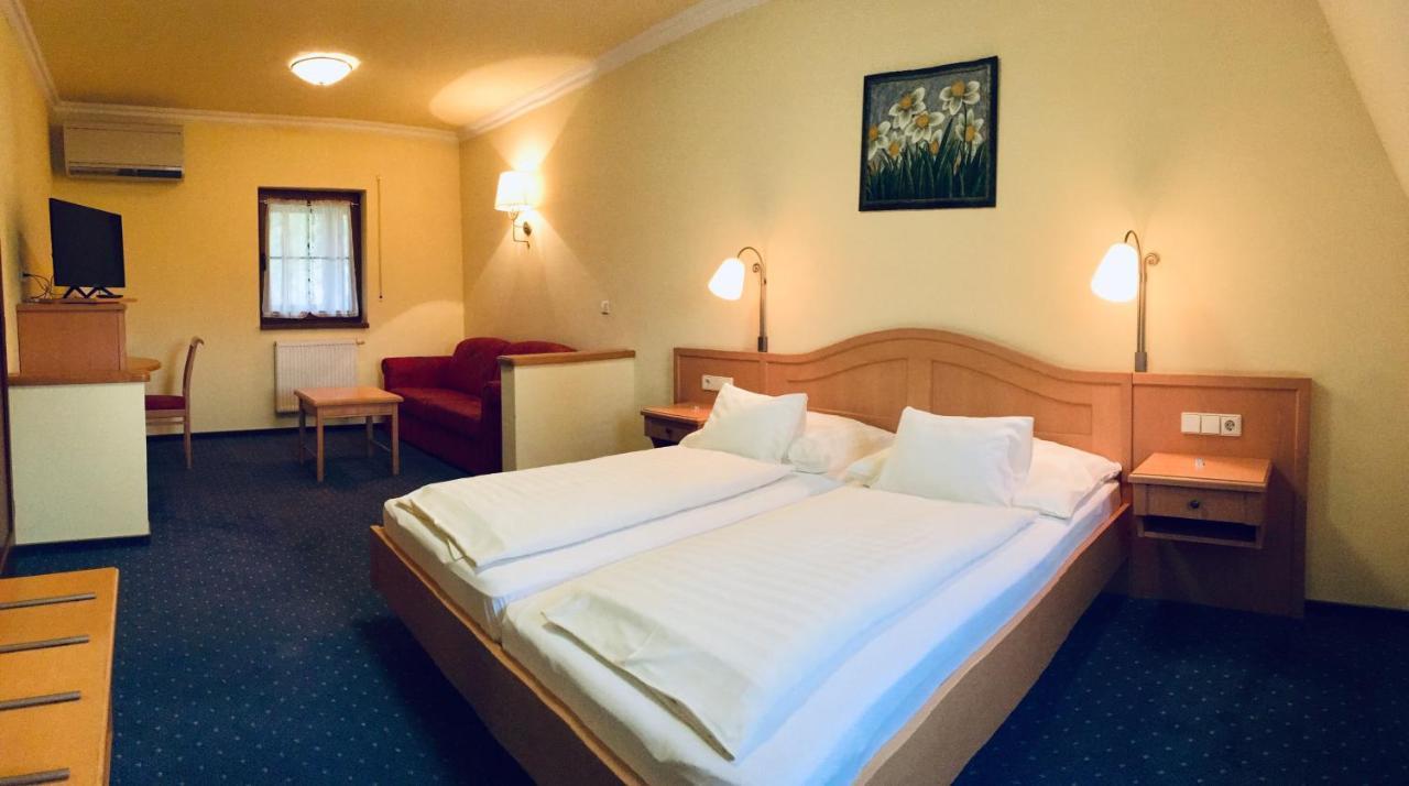 Hetkuti Wellness Hotel Мор Екстер'єр фото