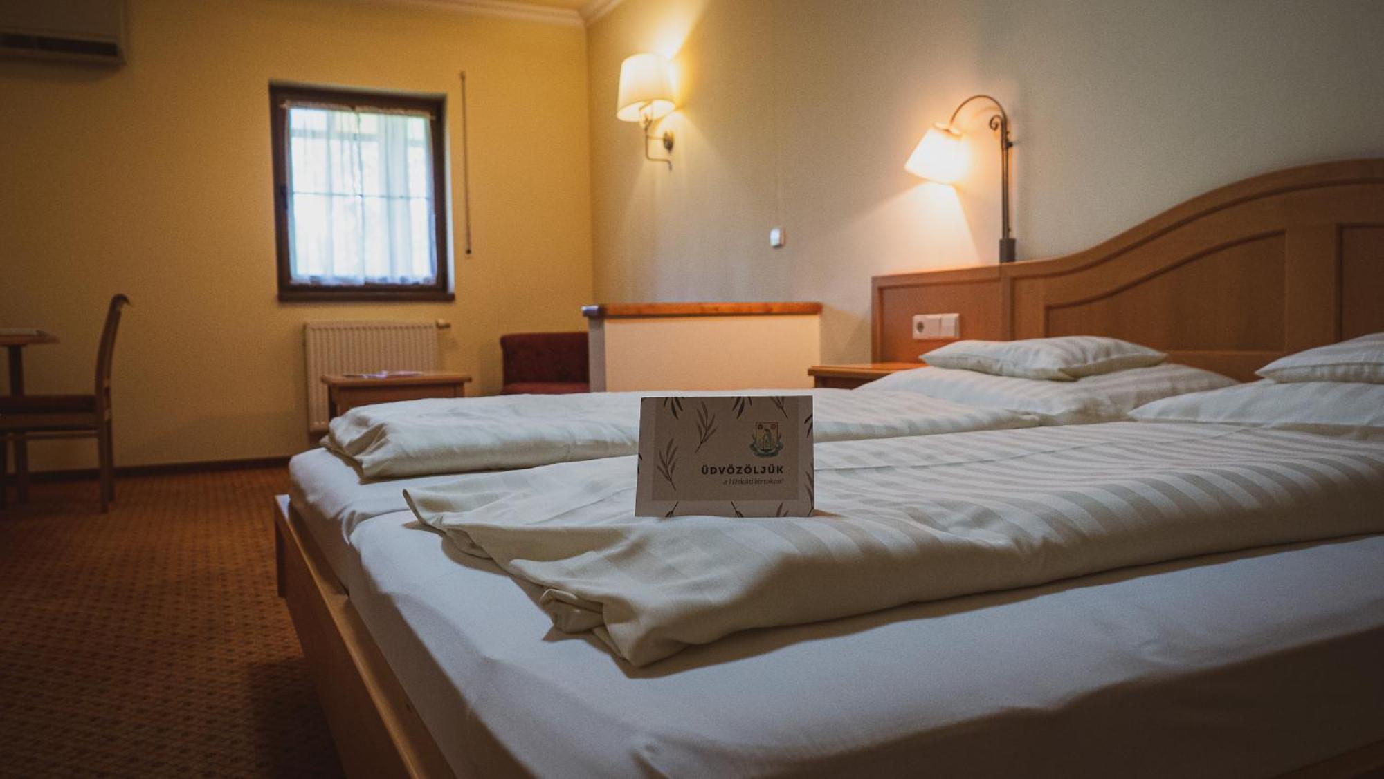 Hetkuti Wellness Hotel Мор Екстер'єр фото