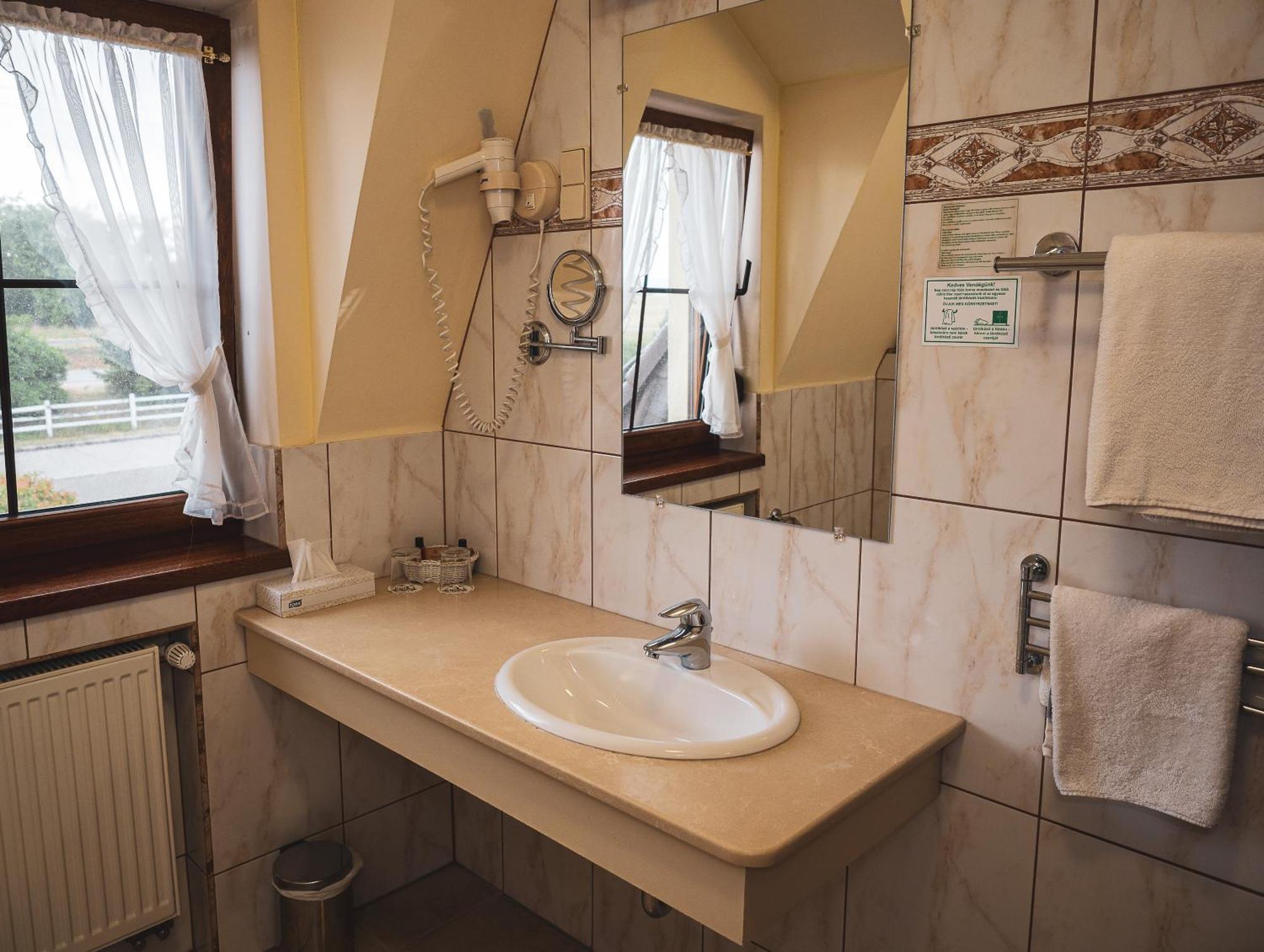 Hetkuti Wellness Hotel Мор Екстер'єр фото
