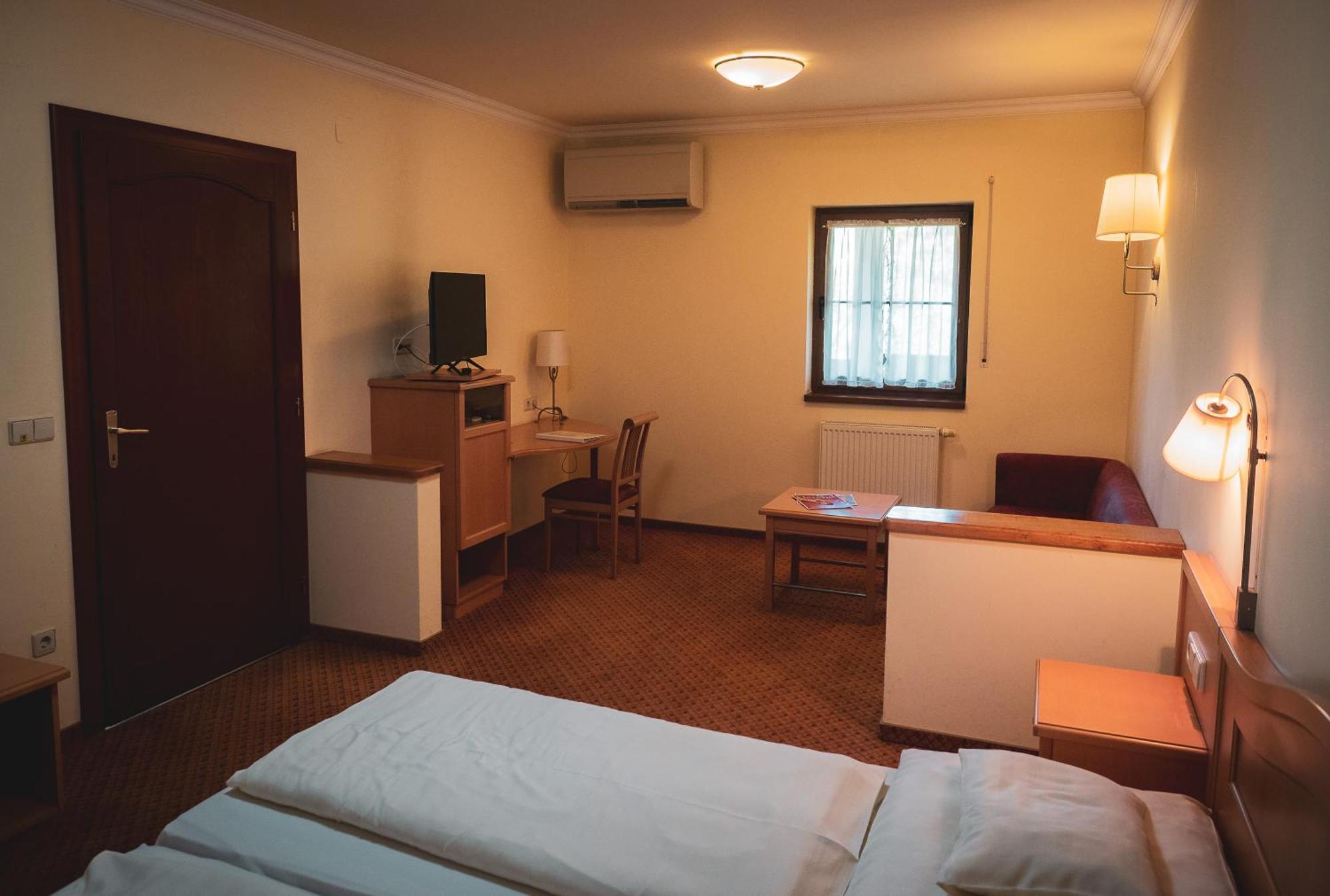 Hetkuti Wellness Hotel Мор Екстер'єр фото