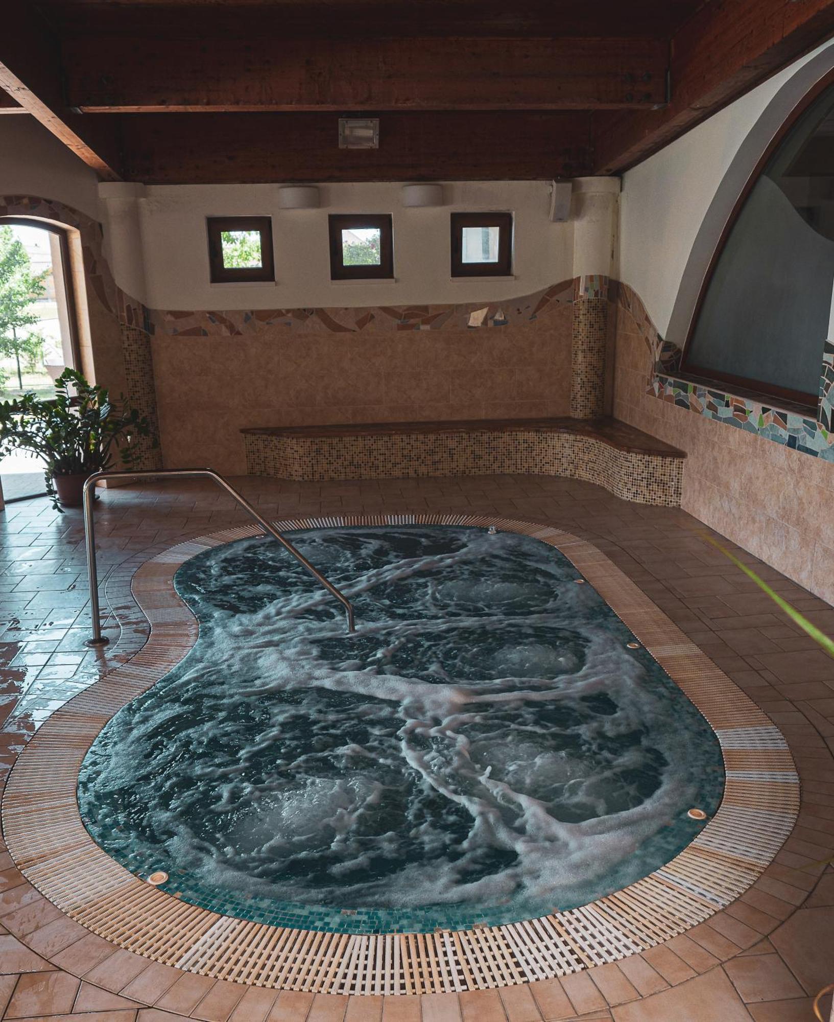 Hetkuti Wellness Hotel Мор Екстер'єр фото